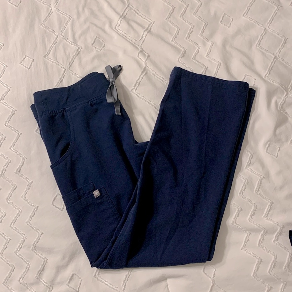 Figs Kade Cargo Scrub Pants- Navy